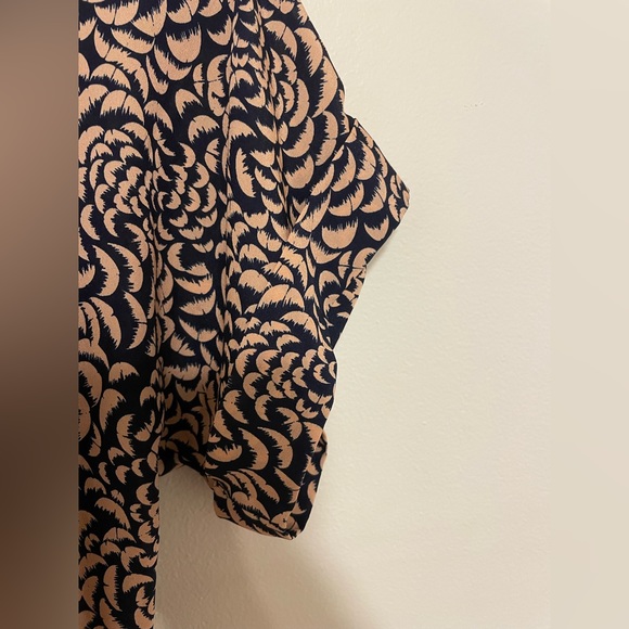 Navy/pink patterned blouse w/ cuffed sleeves and front pocket size Small - Picture 2 of 6